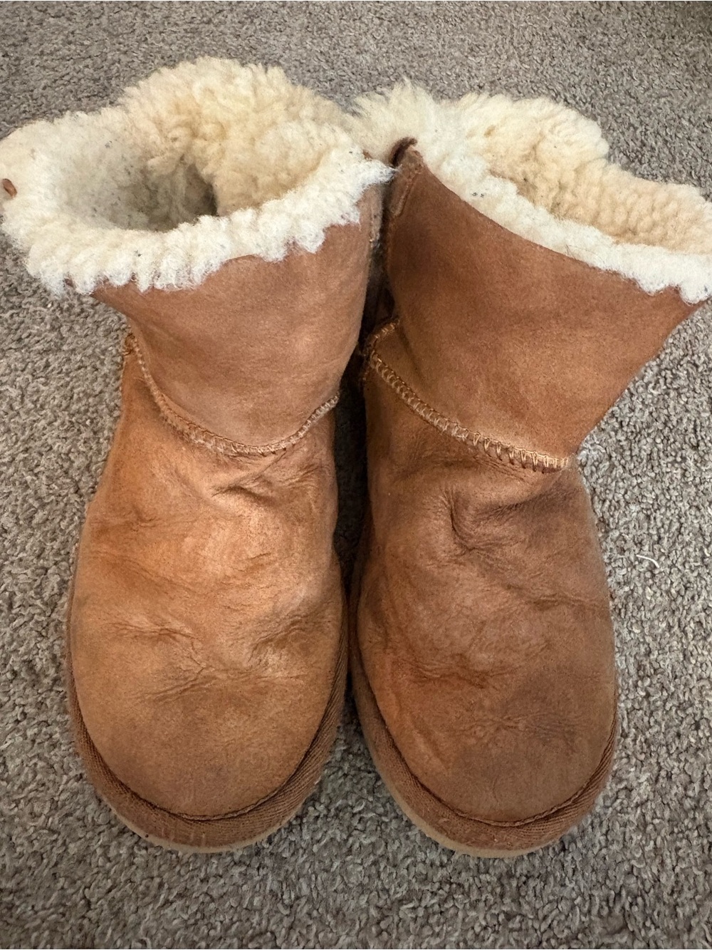 UGG Chestnut Short Shearling-Lined Winter Boots